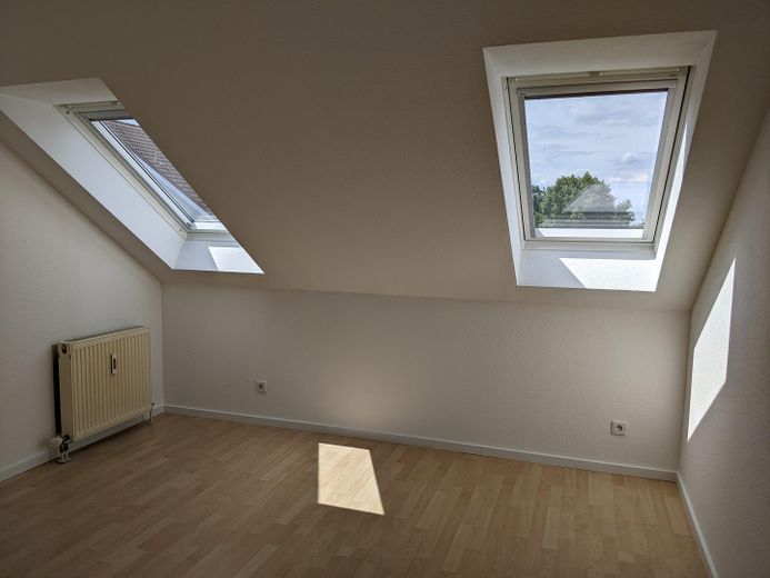 Helle Dachgeschosswohnung mit Dachterrasse und Tiefgaragenstellplatz – Schlafzimmer