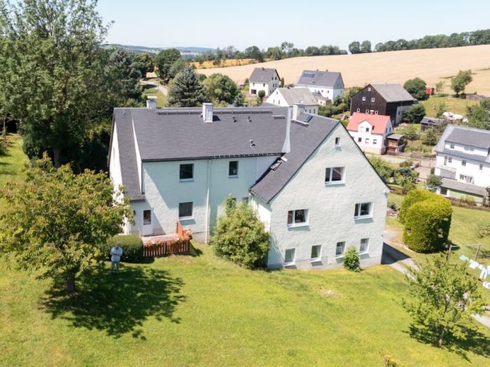 Ländliches Mehrfamilienhaus mit Eigennutzung, Mieteinnahmen, Scheune und großem Grundstück – Foto 1
