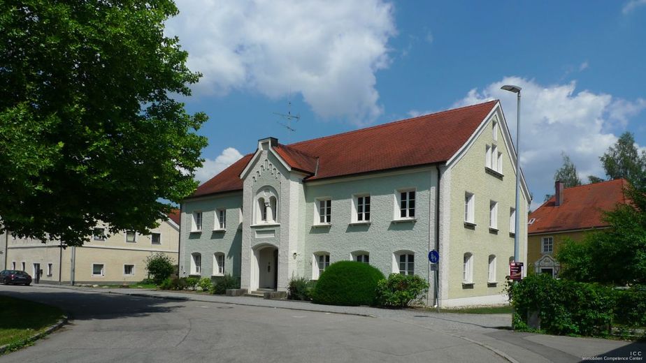 Historisches Sakralgebäude - Mädchenschule
bis zu 10 Wohnungen oder Apartments möglich
Stadthaus in Herzen von Rotthalmünster – Die Vorderansicht von der Straße