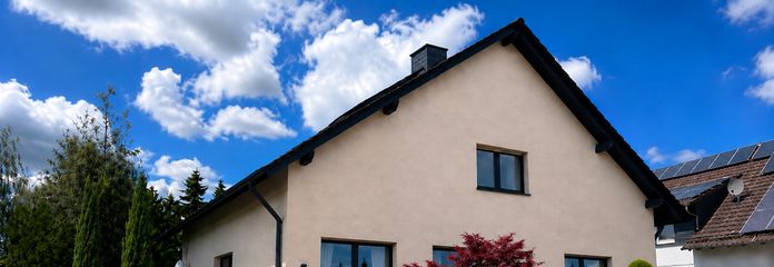 Moderne 4 Zimmer DG Wohnung mit Garten in ruhigem gehobenen Wohngebiet – Ansicht Haus 1