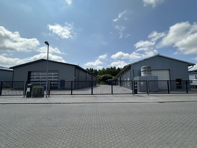 Immobile commerciale 2 capannoni 300 + 450 m² casa unifamiliare 188 m² – Hofeinfahrt