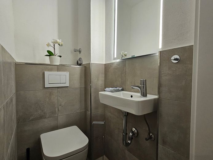 Sanierter Altbau! 3-Zi-Wohnung mit Balkon im 1.OG im beliebtem Martinsviertel – Gäste-WC