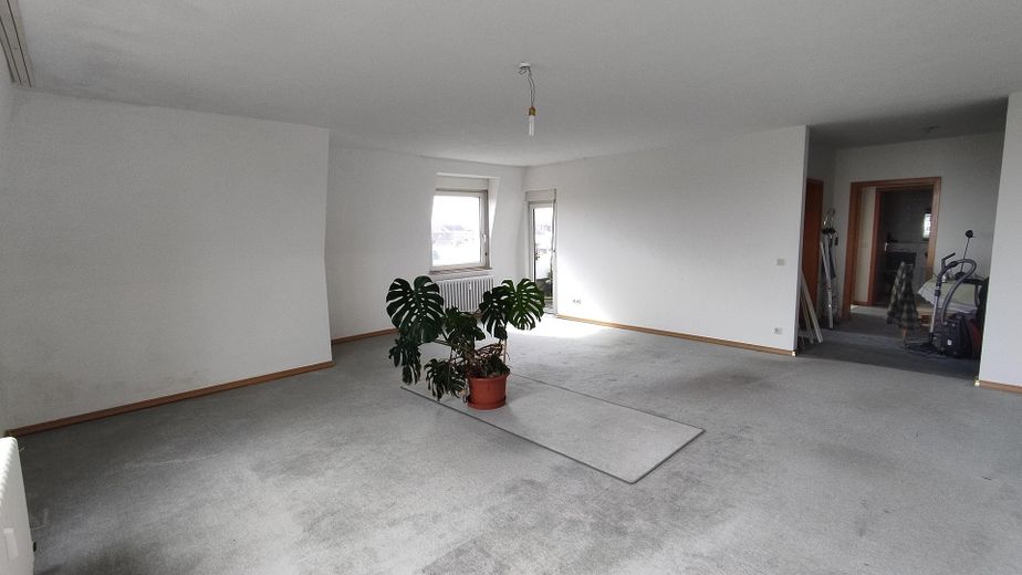 Große Eigentumswohnung mit großer Terrasse zu verkaufen – Wohnzimmer
