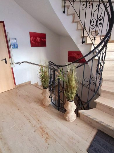 2x 1 Zi-Appartement & 3-Zi DG Wohnung mit Panoramablick, Balkon u. Küchenzeile u. 2 Duschbädern – Treppenhaus