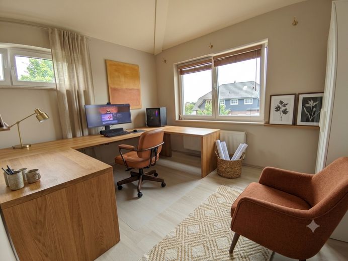 236 m² woonoppervlak + zelfstandige woning, 735 m² perceel – ruime woning in Wolfsburg-Kästorf – Büro / Home Office 1.OG (KI)