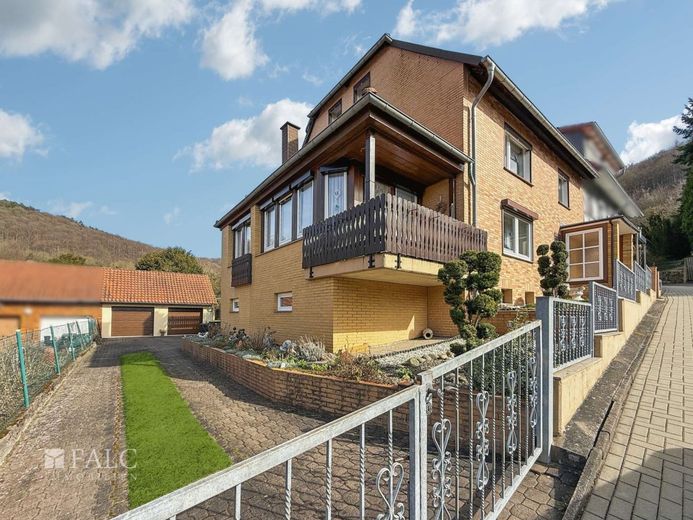 ***Blick auf die Burg Plesse - Haus mit Doppelgarage und üppiger Terrasse in Eddigehausen*** – Titelbild