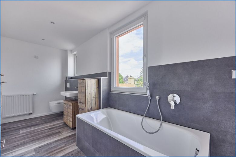 Charmantes Einfamilienhaus mit idyllischem Garten - technisch modernisiert! – Badezimmer