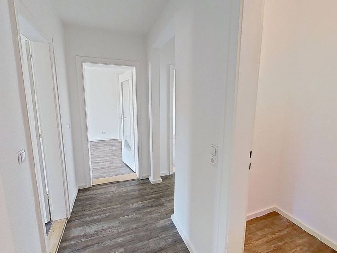 Schicke 3-Zimmer-Wohnung mit BALKON und EINBAUKÜCHE – Flur