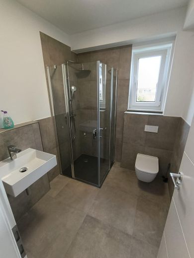 EG: WC mit Dusche