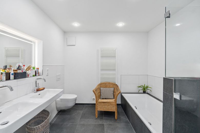 4-Zimmerwohnung in Traumlage mit Kachelofen, Balkon, Dachterrasse, Gästebad und Garage – Master Bad
