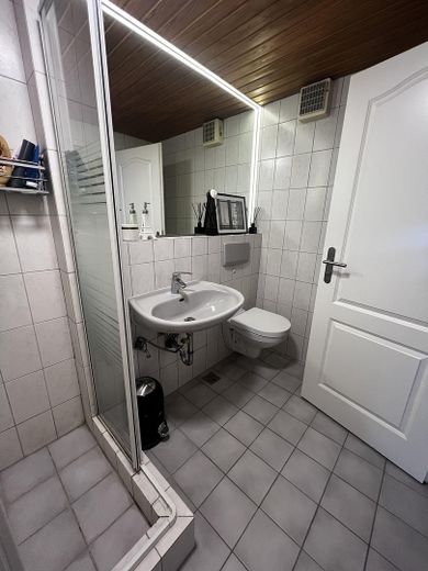 SENZA PROVVIGIONE Casa trifamiliare con vista sul fiordo e interessanti redditi da locazione, circa 300 m2 di superficie abitabile – 1. OG-Wohnung Badezimmer