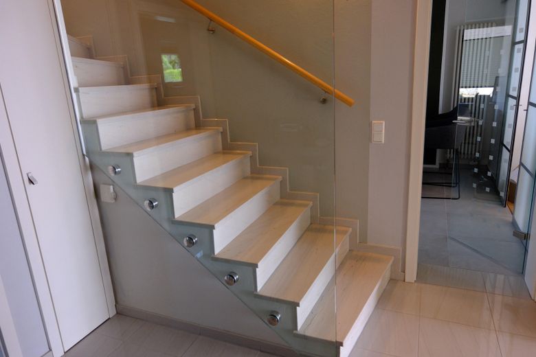 Exklusive Wohlfühloase in GE-Resse: 214 m² Luxus, Schreiner-Einbauten & traumhafter Naturpool – Marmortreppe