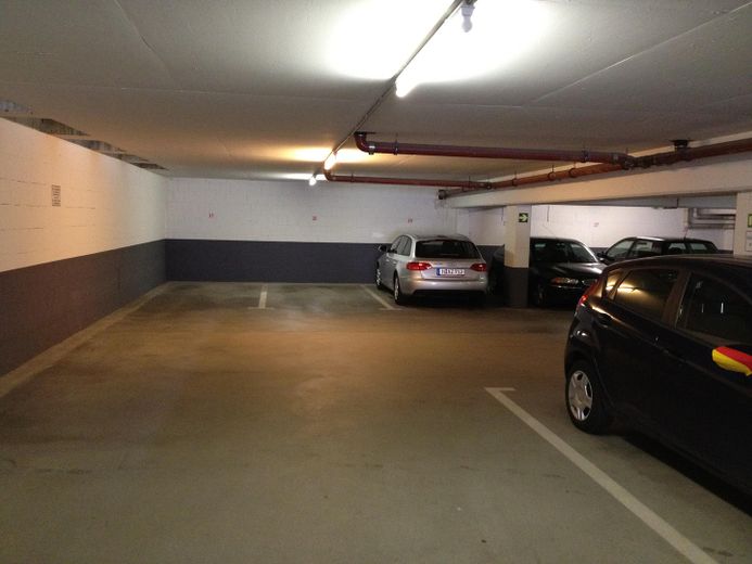 Helle 2-Zimmer Wohnung, Balkon, modernes Bad – Tiefgarage