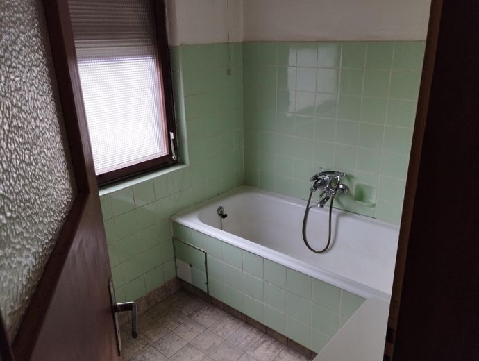 End-of-terrace house, 80m² of living space, for sale in a traffic-calmed area of Albersbösch, Offenburg – Badezimmer