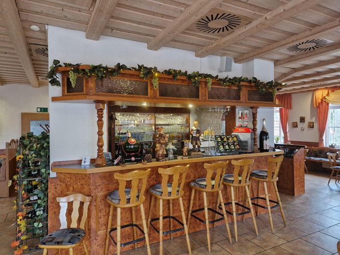Restaurantimobilie mit viel Potential – Gastraum mit Theke