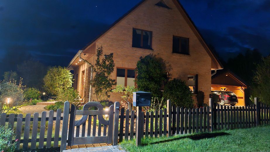 Haus Vorderansicht Nacht