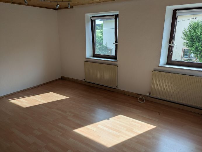 Schöne 4 Zimmer Wohnung mit Balkon und Garten – Wohnzimmer