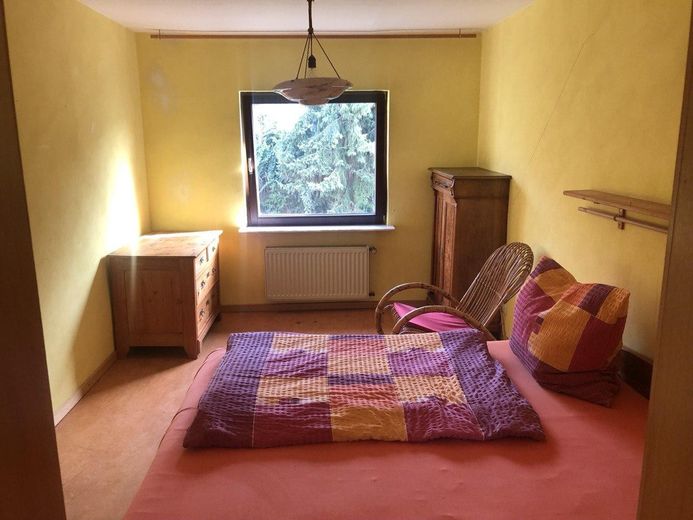 3-Fam.-Haus mit Wintergarten, großer Süd-Garten, viel Nutzfläche, erneuerbare Energien, Doppelgarage – Schlafen2OG