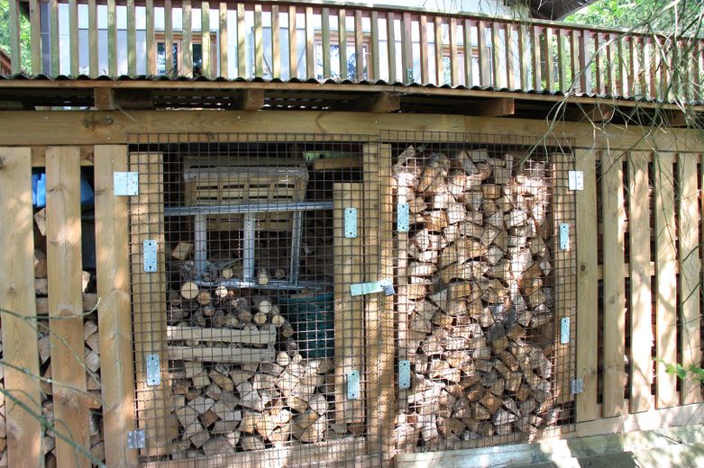 Waldhaus in Alleinlage – Holzschopf