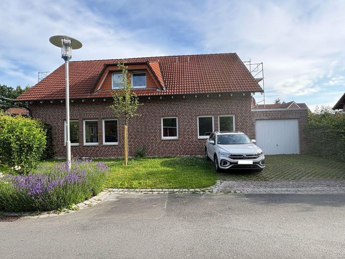 Komfort-Einliegerwohnung im Winkelbungalow mit Balkon in ruhiger Stadtrandlage, von privat – Südansicht mit Garage