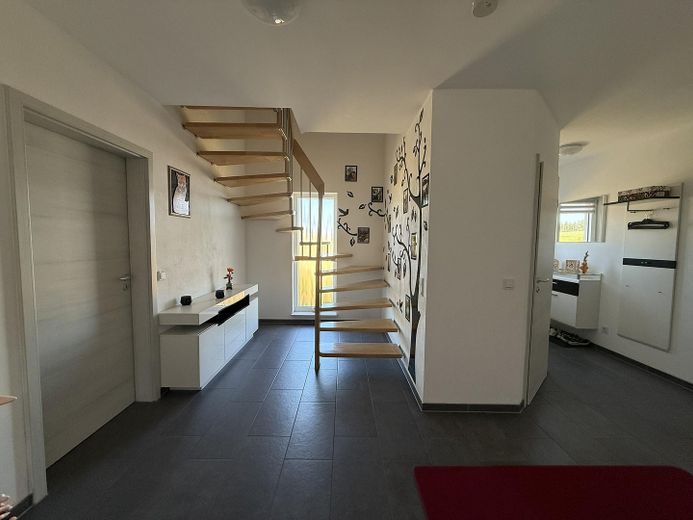 Familienfreundliches Einfamilienhaus zu verkaufen – Flur EG / Aufgang OG