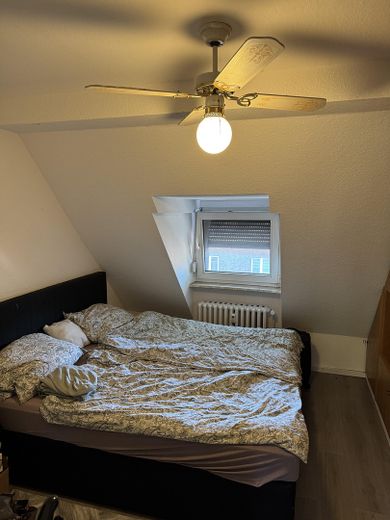 Gepflegte 2,5 Zimmer Wohnung mit eigenem Garten – Schlafzimmer