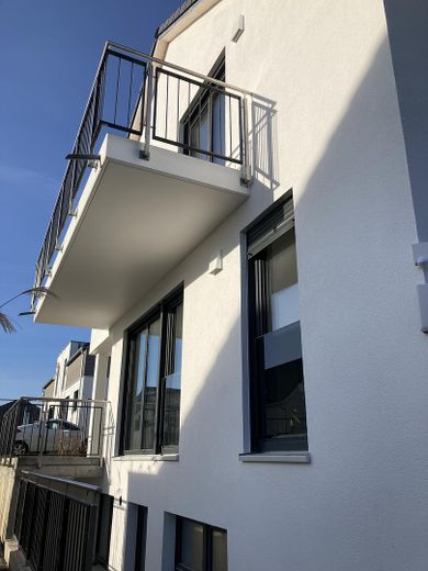 Ampia casa unifamiliare luminosa e inondata di luce – Foto 1