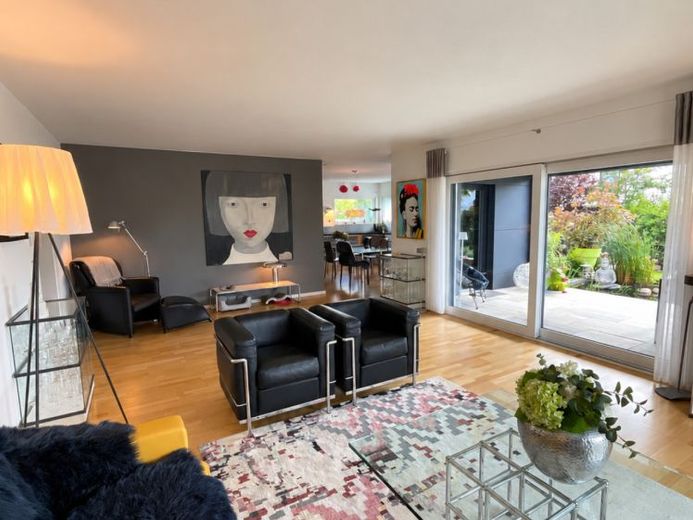 Abitare con vista: esclusiva casa unifamiliare con dotazioni di pregio, terrazza sul tetto e interessante investimento di capitale – Foto 1