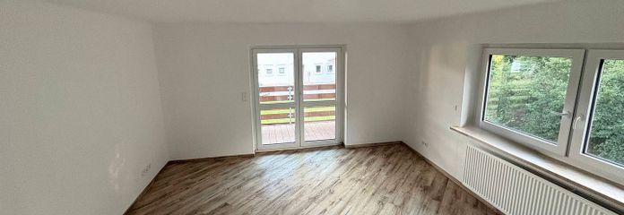 Moderne 2-Zimmer-Wohnung mit großem BALKON im staatlich anerkannten Naturerholungsort Lechbruck am See – Ansicht I: Wohn- und Esszimmer