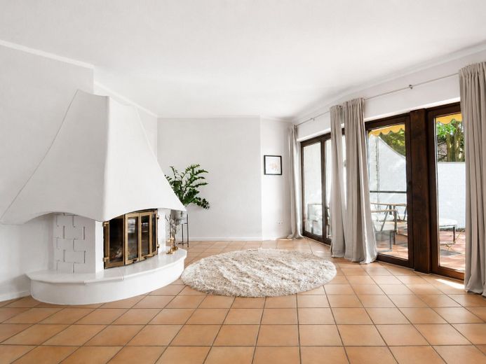 Exklusives Wohnen in Haushälfte mit Weitblick. Leben und Arbeiten auf höchstem Niveau. – Wohnzimmer 1