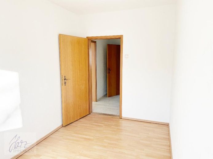 *** IHR NEUES ZUHAUSE WARTET - 3-RAUM-WOHNUNG IN ZEITHAIN MIT RENOVIERUNGSVORTEIL ZUR MIETE! *** – Kinderzimmer mit Blick Richtung Flurbereich