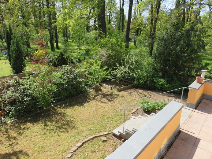 Sonnenterrasse und Saunalandschaft nahe Spandauer Forst – Kleiner, pflegeleichter Garten