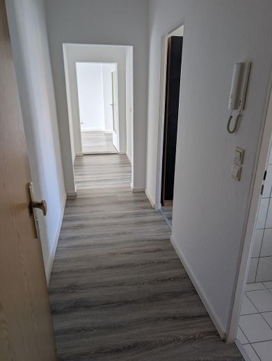 Frisch renoviert: 4 Zimmer, Balkon, EBK und Stellplatz – Flur (original)
