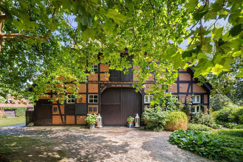 Exkl. Anwesen, Family-Office oder Pferdehof nur 64 km von Hamburg - max. bis 30 ha Eigenland möglich – Wohnhausgiebel zum Hof