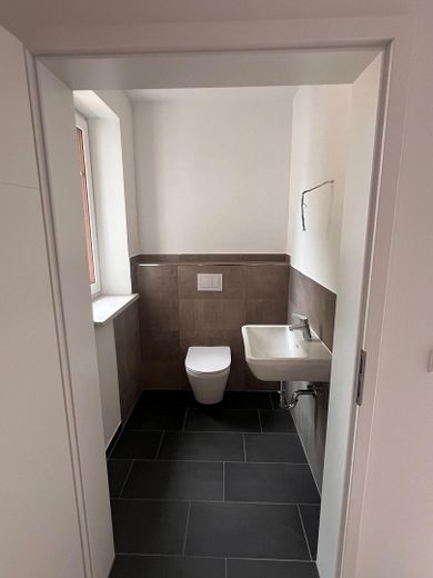 Neubau Erstbezug -  energieeffiziente Mittelwohnung im Reihenhaus für Familien zu vermieten – Gäste WC EG