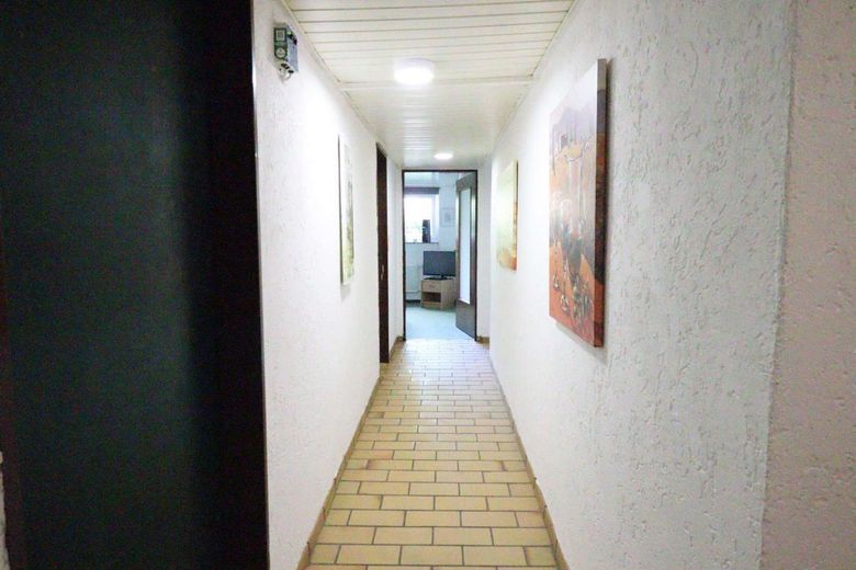 WRS Immobilien - Neuberg - Architekten-Villa mit Einliegerwohnung + großem Garten mit Baumbestand – ELW - Flur