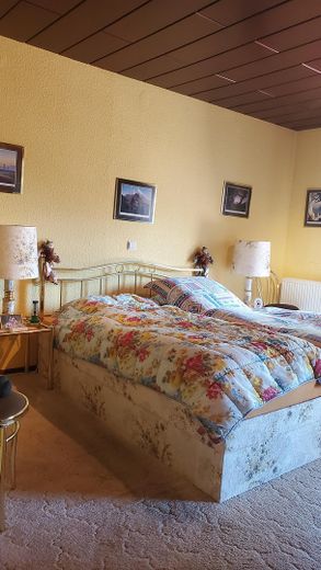 Casa prefabbricata ben tenuta in posizione tranquilla: la vostra casa ricca di fascino – Schlafzimmer EG
