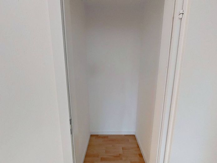 Luminoso appartamento di 3 locali con balcone e vasca da bagno nel centro città – Abstellraum