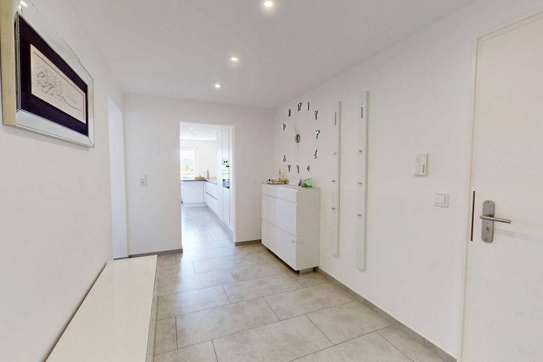 2020 Kernsanierte 4 Zimmerwohnung mit 2 Balkonen, Aufzug – Flur