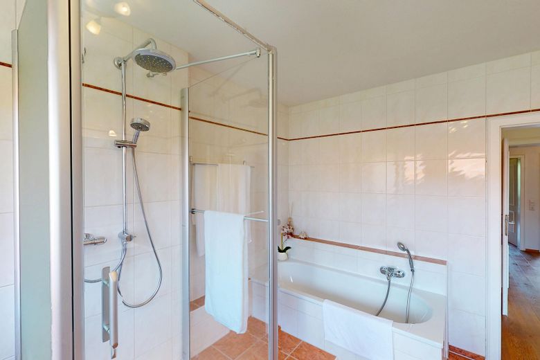 Lichtdurchflutete Doppelhaushälfte mit hochwertiger Ausstattung in Seenähe – Bad en Suite (Eltern)