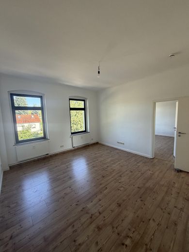 Eigener Garten | Stilvolle 2-Zimmer-Wohnung mit hochwertiger Ausstattung & Einbauküche – Wohnzimmer I