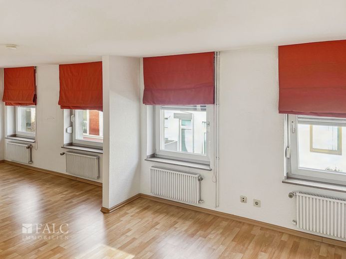 Wohn- und Geschäftshaus mit interessanter Gewerbefläche – Wohnzimmer 2 OG