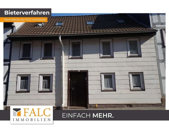 Fachwerkhaus im Zentrum: 8 x Zi - 3 x Kochen - 3 x Du.Ba. - 1 x Innenhof - FALC Immobilien Göttingen – Blick von der Strasse 1