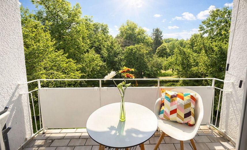 Seltene Gelegenheit!
Nerotal: 116 m² in bester Lage von Wiesbaden! 3 Zi, 2 Bäder, 2 Balkone, Garage – Balkon 1
