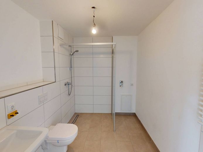 Moderniteit en comfort: nieuwbouwappartement met 4 kamers, inbouwkeuken en groot dakterras – Bad