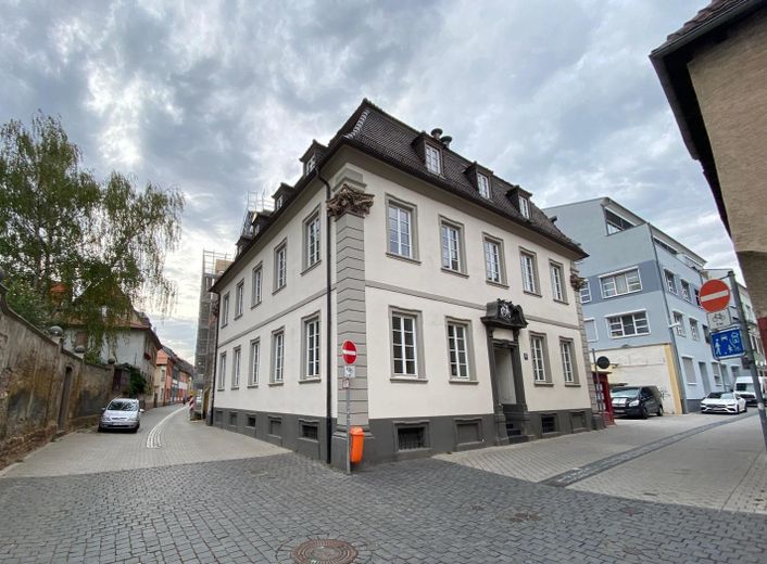 Helle Altbau-Stadtvilla 3-Zimmer-Erdgeschosswohnung inkl. moderner Einbauküche, Stadtzentrum – Ecke Wollstraße / Römertraße 