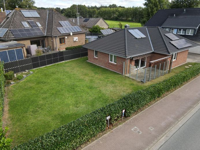Casa unifamiliare a Schwabstedt, con impianto fotovoltaico, accumulo e solare termico – Luftansicht