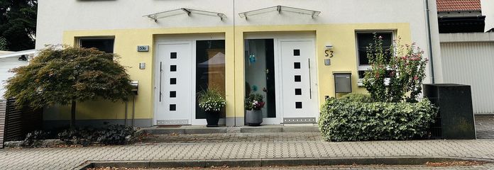 Çatı terası, bodrum, sauna ve jakuzi, ankastre mutfak, fotovoltaik, yeşil bahçeye sahip bitişik nizam yarı müstakil ev – Frontalansicht