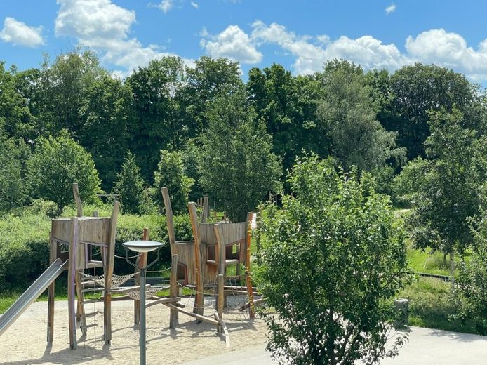 München-Aubing: Neuwertige familienfreundliche 4-Zimmer-Wohnung mit Blick ins Grüne / S-Bahn-Nähe – Blick aus dem Wohnbereich