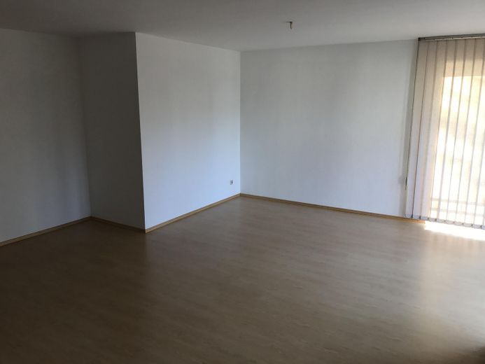 Helle schöne 2-Zimmer-Wohnung mit SW-Balkon und Blick ins Grüne in Kirchrode – Wohnzimmer